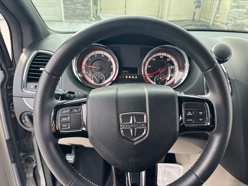 Used 2016 Dodge Grand Caravan SE image 5