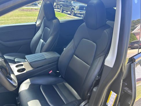 Used 2022 Tesla Model Y Long Range image 10