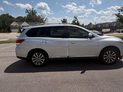 Used 2014 Nissan Pathfinder SL w/ SL Tech Package FWD image 8