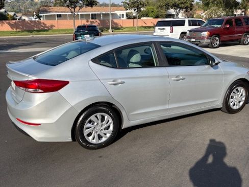 Used 2017 Hyundai Elantra SE image 2