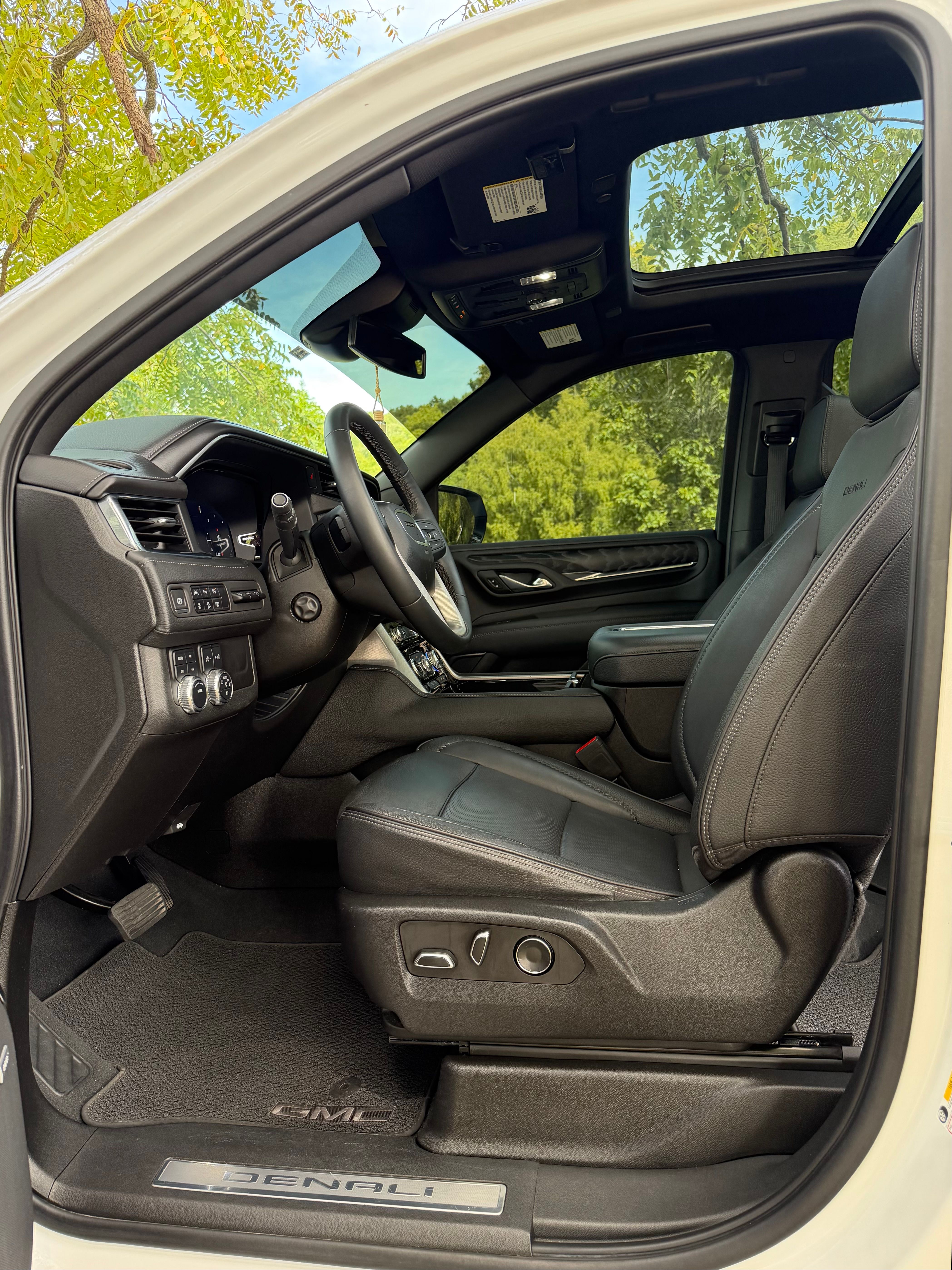 Used 2023 GMC Yukon Denali AWD/4WD image 16