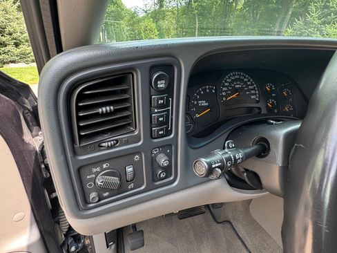 Used 2005 GMC Yukon XL SLT w/ SLT Preferred Equipment Group AWD/4WD image 14