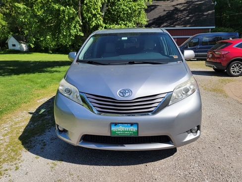 Used 2015 Toyota Sienna XLE w/ XLE Navigation Package FWD image 2