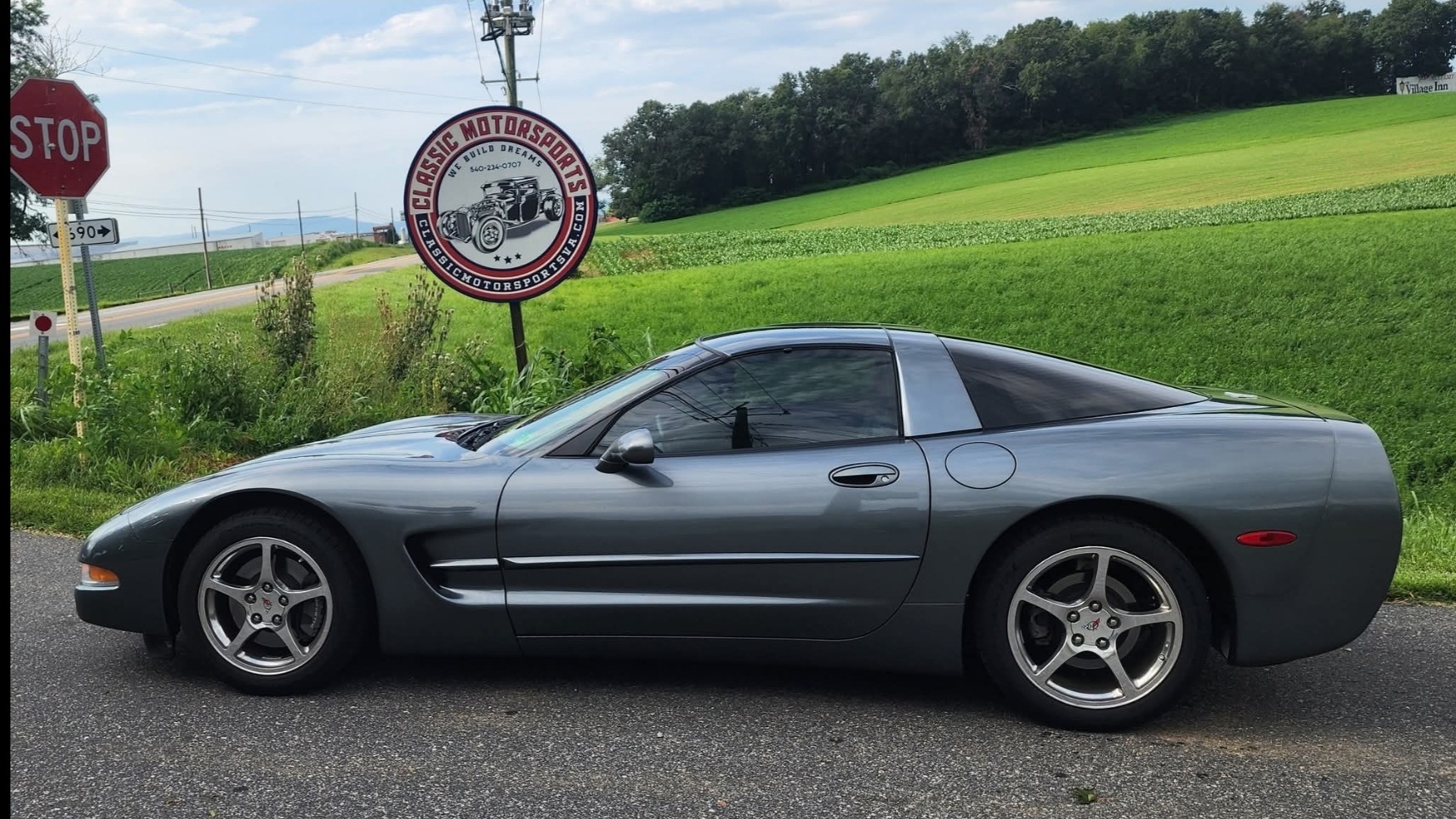 Used 2003 Chevrolet Corvette Coupe w/ Preferred Equipment Group RWD image 1