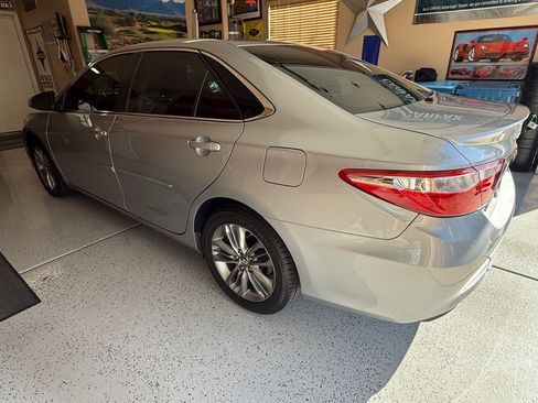 Used 2017 Toyota Camry SE w/ Moonroof Package FWD image 10