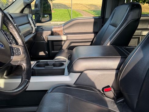 Used 2017 Ford F250 Lariat w/ Lariat Value Package AWD/4WD image 5