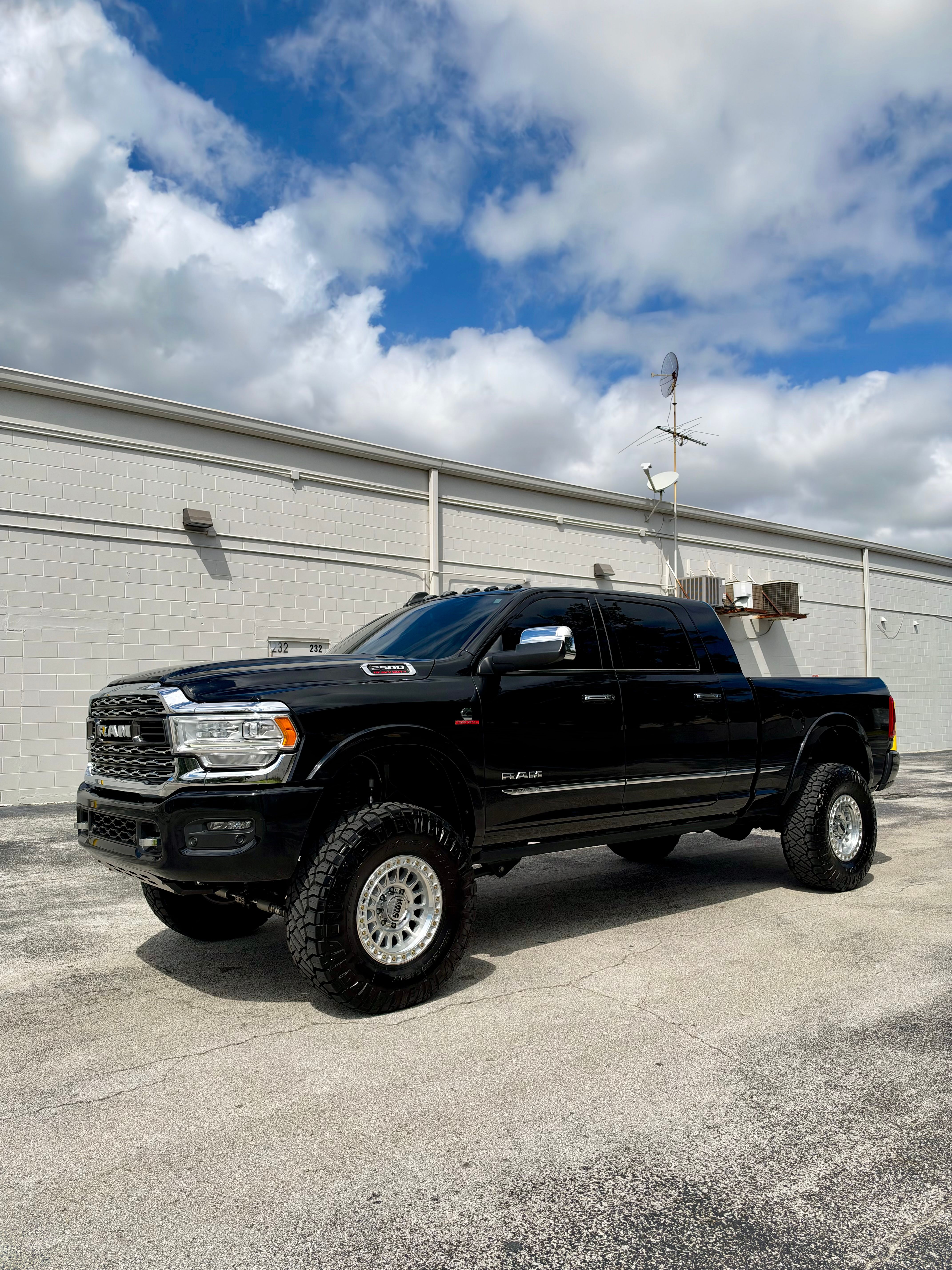 Used 2022 RAM 2500 Limited w/ Body Color Bumper Group AWD/4WD image 5
