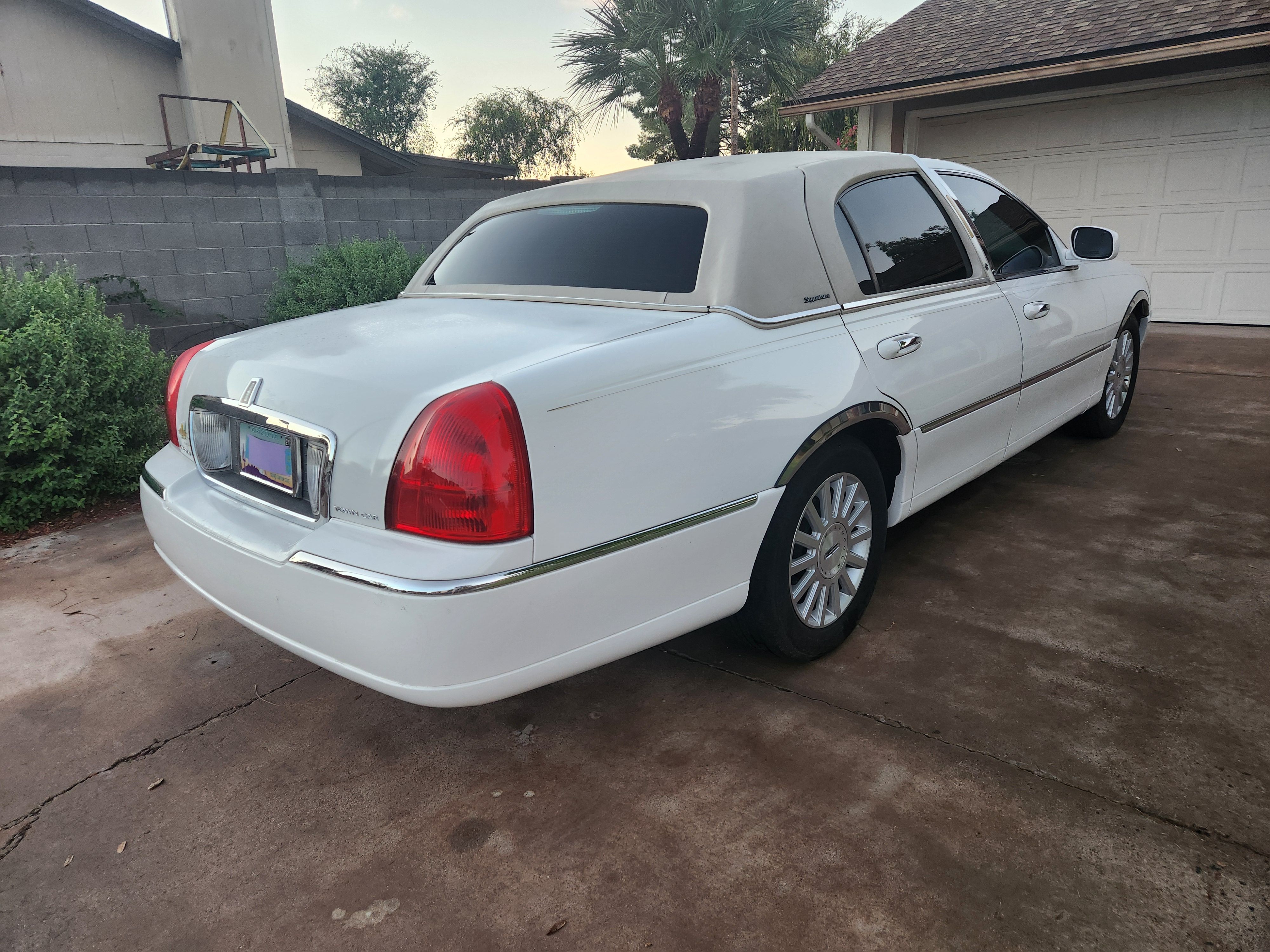 Used 2003 Lincoln Town Car Executive RWD image 11