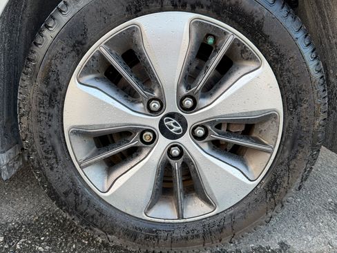 Used 2019 Hyundai Ioniq Plug-In Hybrid image 6