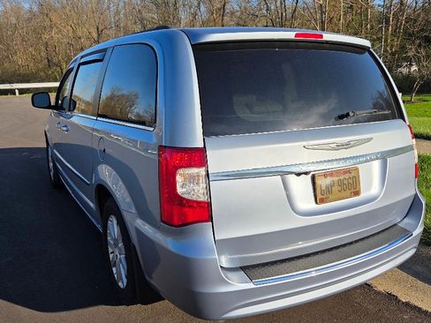 Used 2016 Chrysler Town & Country Touring w/ Driver Convenience Group image 5