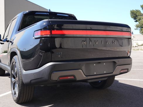 Used 2026 Rivian R1T Premium image 9