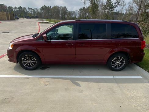 Used 2017 Dodge Grand Caravan SXT image 6