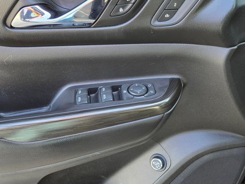 Used 2018 GMC Acadia SLT image 13