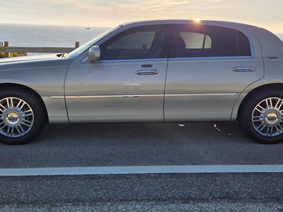 Used 2007 Lincoln Town Car Signature Limited
