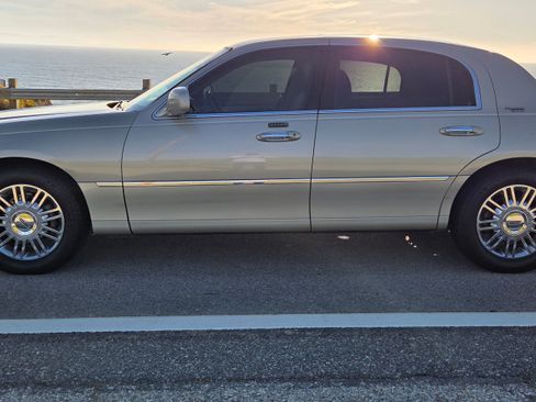 Used 2007 Lincoln Town Car Signature Limited image 1