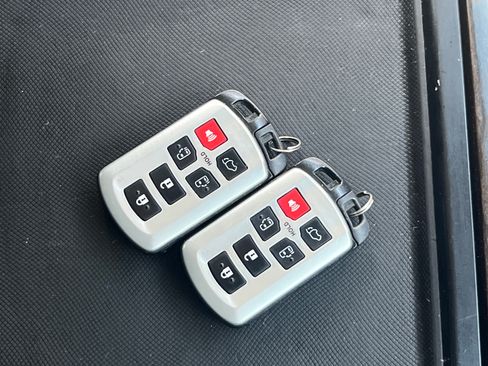 Used 2017 Toyota Sienna XLE w/ XLE Navigation Package image 15