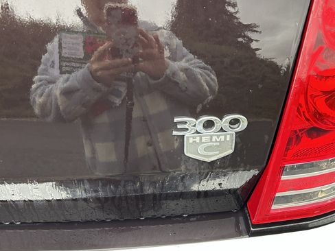 Used 2010 Chrysler 300 C w/ Luxury Group II image 6