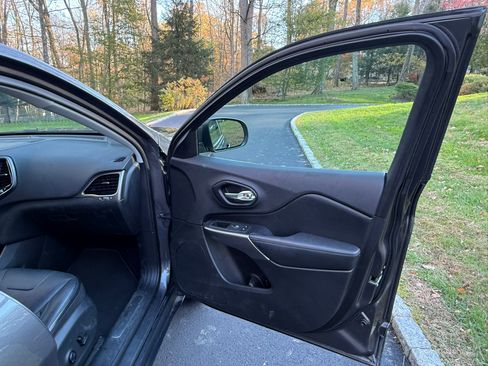 Used 2019 Jeep Cherokee Limited image 21