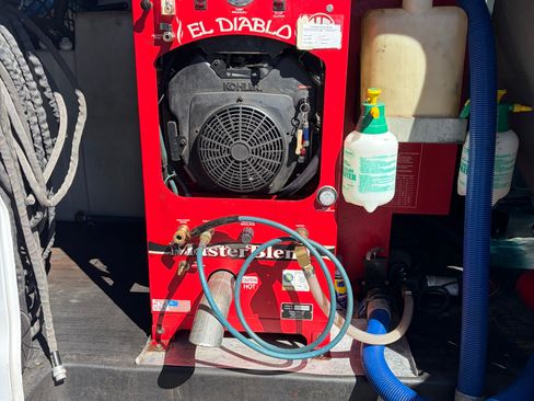 Used 2014 Chevrolet Express 2500 Van 3D image 9