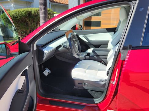 Used 2022 Tesla Model Y Performance image 9