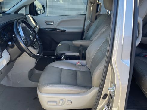 Used 2015 Toyota Sienna Limited image 4