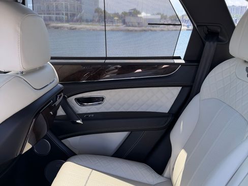 Used 2018 Bentley Bentayga Onyx Edition image 32
