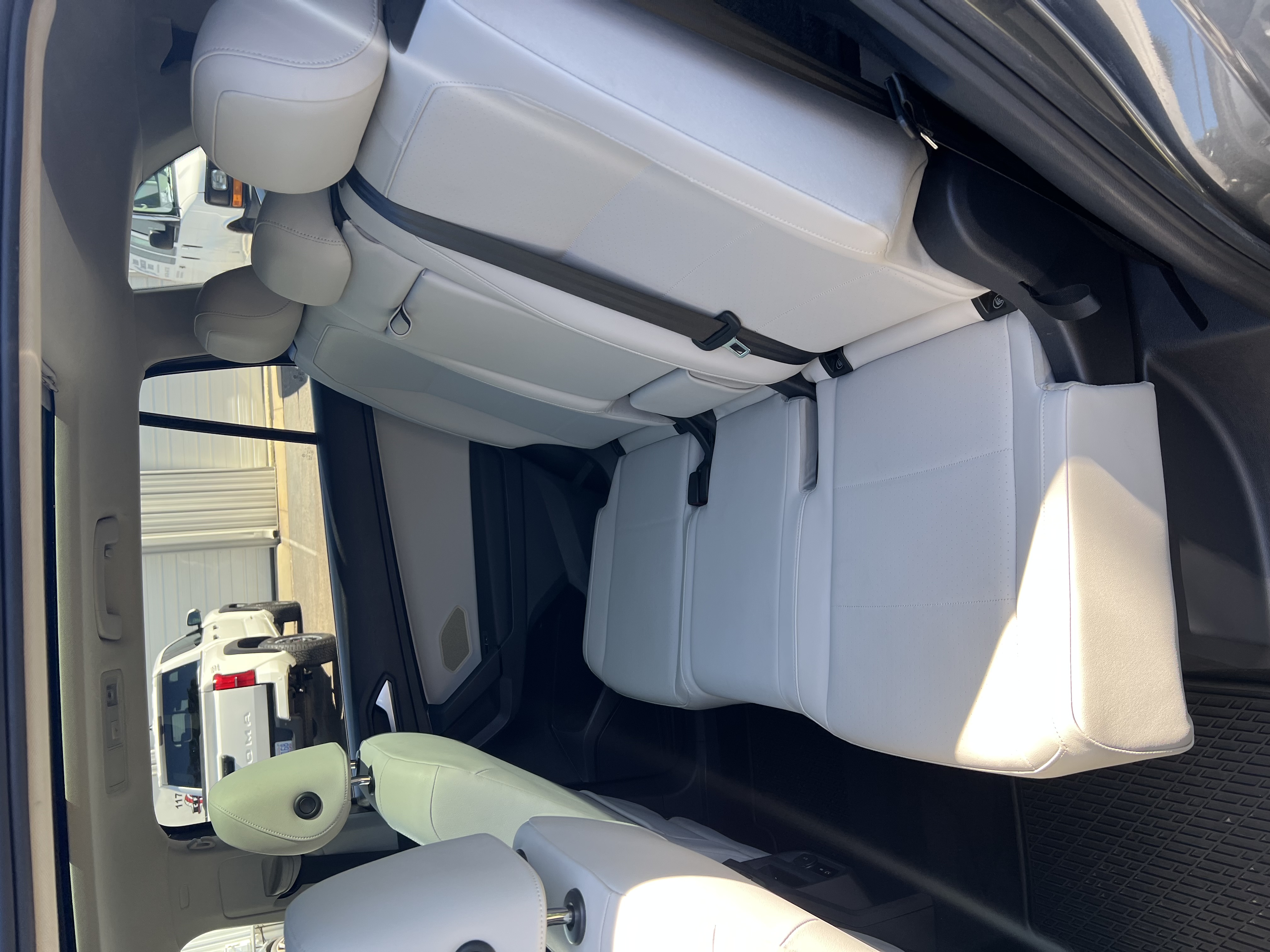Used 2019 Volkswagen Tiguan SE w/ Panoramic Sunroof Package FWD image 12