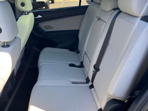 Used 2019 Volkswagen Tiguan SE w/ Panoramic Sunroof Package image 12