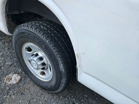 Used 2015 Chevrolet Express 3500 Extended image 10