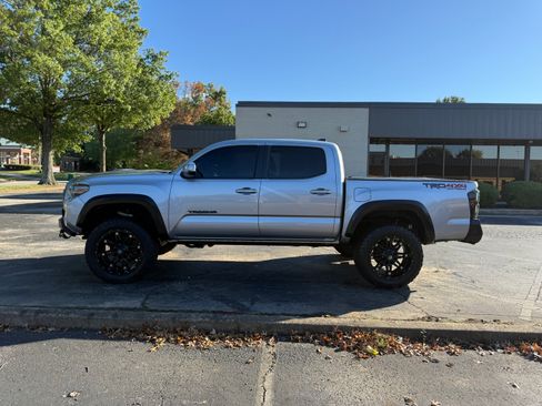 Used 2019 Toyota Tacoma TRD Off-Road image 1