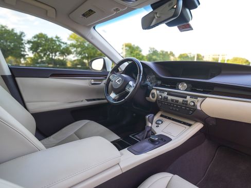 Used 2017 Lexus ES 350 w/ Premium Package FWD image 16