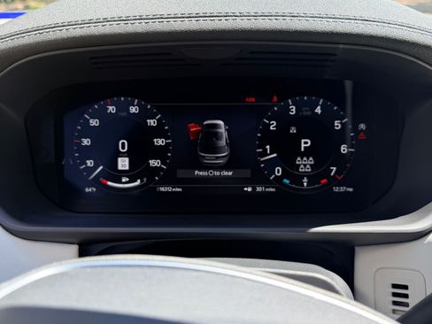 Used 2024 Land Rover Discovery S image 4