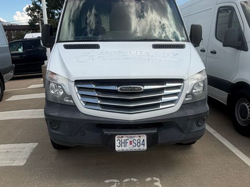 Used 2015 Freightliner Sprinter 2500 RWD image 4