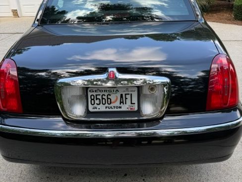 Used 1998 Lincoln Town Car Signature RWD image 8