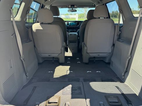 Used 2021 Kia Sedona LX FWD image 14