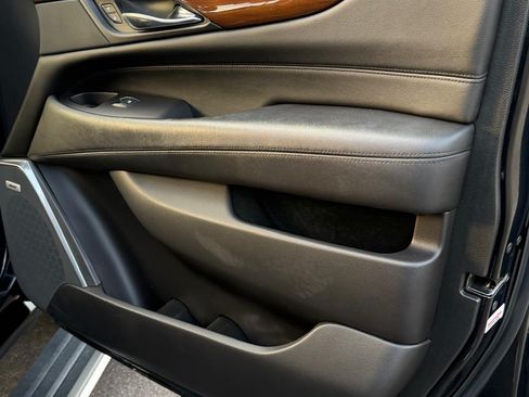 Used 2019 Cadillac Escalade ESV Premium Luxury image 6