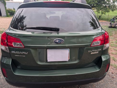 Used 2010 Subaru Outback 2.5i AWD/4WD image 6