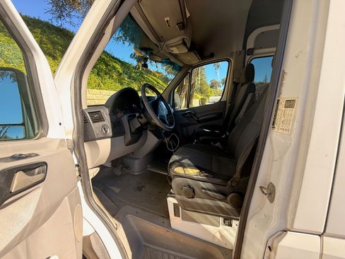 Used 2011 Mercedes-Benz Sprinter 2500 image 10