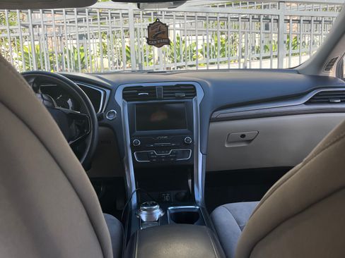 Used 2019 Ford Fusion SE image 10