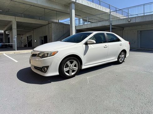 Used 2013 Toyota Camry SE image 12