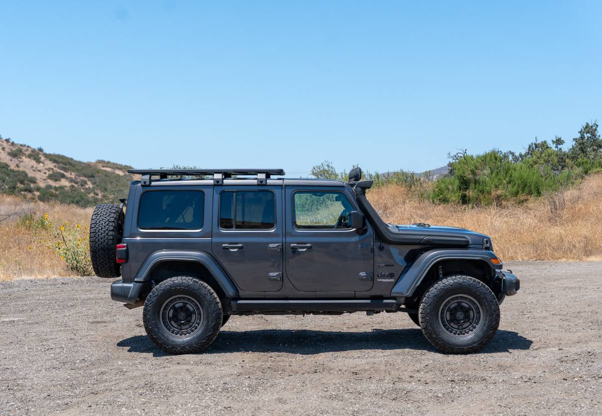 Used 2018 Jeep Wrangler Unlimited Sahara AWD/4WD image 5