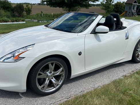 Used 2010 Nissan 370Z Touring w/ Sport Pkg RWD image 4