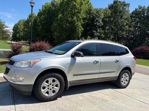 Used 2012 Chevrolet Traverse LS FWD image 2
