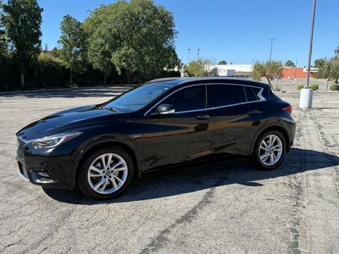 Used 2018 INFINITI QX30 w/ Navigation Package image 1
