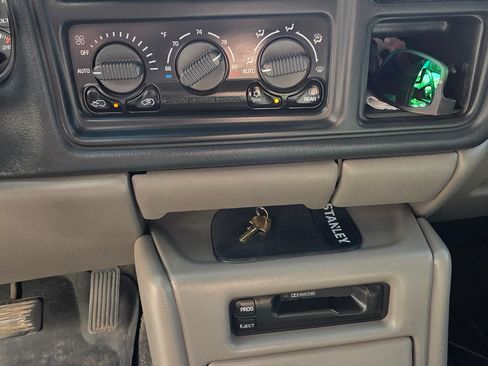 Used 2002 GMC Yukon XL SLE image 13