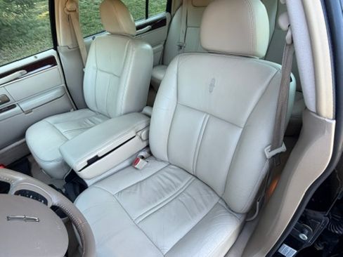 Used 2006 Lincoln Town Car Signature L RWD image 12