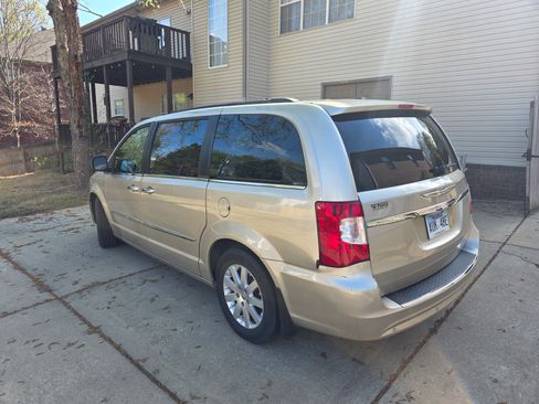 Used 2012 Chrysler Town & Country Touring-L w/ Driver Convenience Group image 11