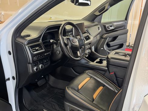 Used 2022 GMC Yukon AT4 w/ Technology Package AWD/4WD image 9