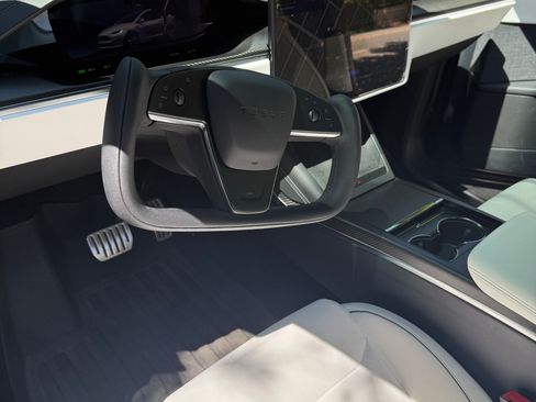 Used 2023 Tesla Model X Plaid image 11