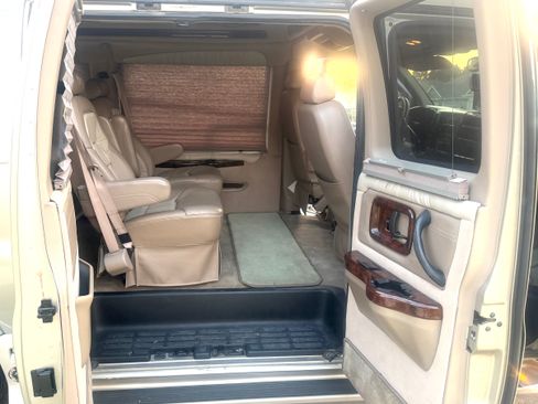 Used 2004 GMC Savana 1500 w/ Preferred Equipment Group RWD image 17